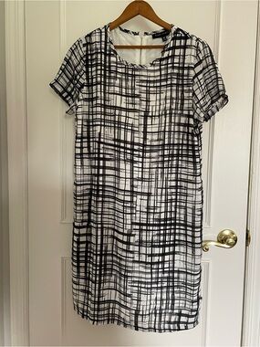 Black and White Grid Short Sleeve Shift Dress from Alison Andrews, Size Medium